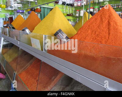 Afrikanische Gewürze im Souk von Marrakesch, Marokko Stockfoto