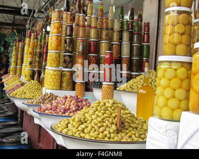 Oliven im Markt in Marrakesch, Marokko Stockfoto