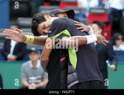 Shanghai, China. 18. Oktober 2015. Raven Klaasen (zurück) in Südafrika feiert mit Marcelo Melo von Brasilien nach dem letzten Spiel gegen Simone Bolelli und Fabio Fognini Italiens an der 2015 ATP World Tour Masters 1000 in Shanghai, Ost-China, gewinnen die Männer am 18. Oktober 2015 verdoppelt sich. © Fan Jun/Xinhua/Alamy Live-Nachrichten Stockfoto