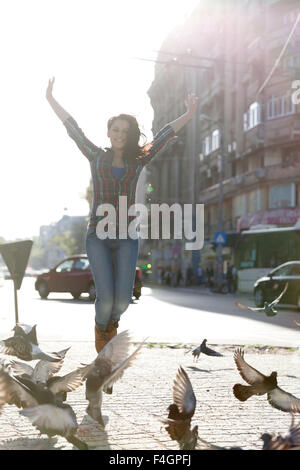 Junge Mädchen fühlen sich glücklich in der Innenstadt. Stockfoto
