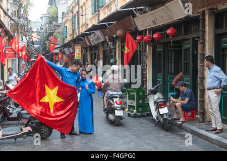 Vietnamesische Hochzeit in Hanoi alte Viertel, glückliches Paar Pose für Fotos auf der Straße, Vietnam Stockfoto