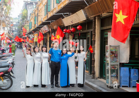 Braut und Bräutigam in blau feiern ihre Hochzeit in Hanoi old Quarter mit Brautjungfern, Vietnam, Asien Stockfoto