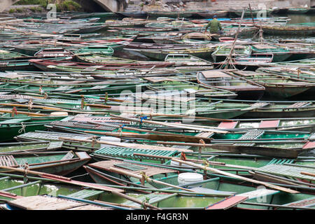 Ausflugsboote Zeile erwarten Kunden bei Tam Coc Ngo Dong Flusshafen, Ninh Binh, Nord-vietnam Stockfoto