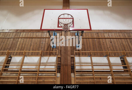 Alten Basketballkorb in einer alten Turnhalle Stockfoto