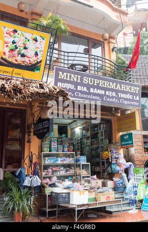 Mini-Supermarkt in der North West Vietnam Grenzstadt von Sapa, Vietnam Stockfoto