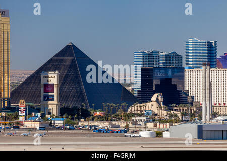 Das Luxor Hotel in Las Vegas McCarran Flughafen im Vordergrund Stockfoto