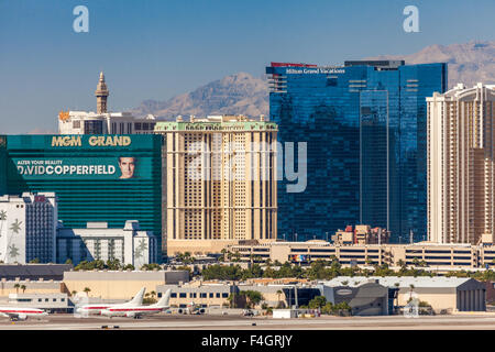 Area 51 'Janet' Flugzeuge mit Hotels am Las Vegas Strip hinter Stockfoto