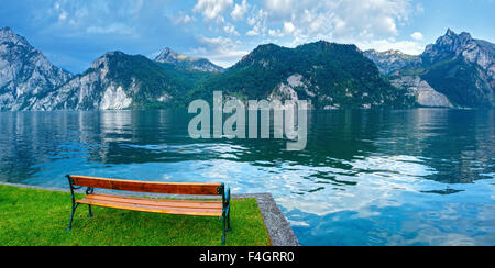 Holzbank in der Nähe von Traunsee Sommer See (Traunkirchen, Österreich). Stockfoto