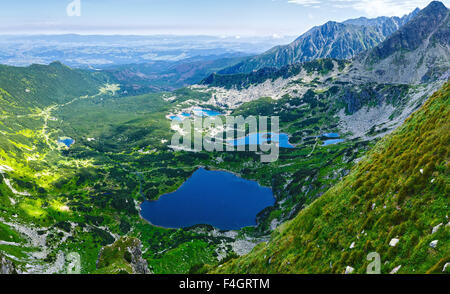 Tatra Sommer Bergpanorama, Polen, Blick zum Tal Gasienicowa und Gruppe von Gletscherseen. Stockfoto