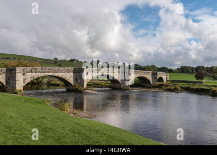 Brücke über den Fluß Wharfe im Burnsall Stockfoto