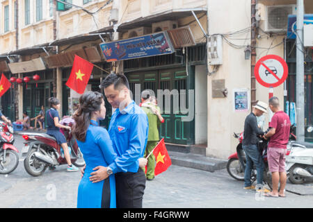 Vietnamesische Hochzeit in Hanoi alte Viertel, glückliches Paar Pose für Fotos auf der Straße, Vietnam Stockfoto