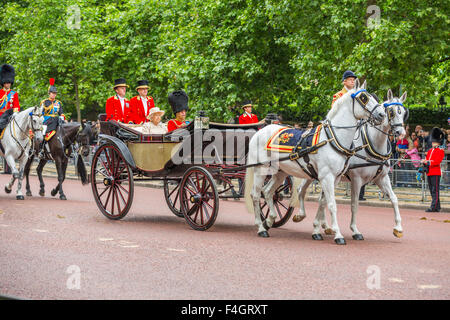 Eine Kutsche mit der Königin und Prinz Philip entlang der Mall, London England 2015 Stockfoto