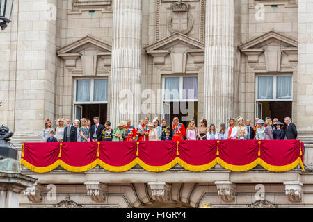 Die königliche Familie auf dem Balkon des Buckingham Palace London England UK 2015 Stockfoto