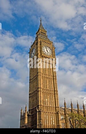 Big Ben iconic Ziffernblatt und Turm sind die Queen Elizabeth Tower, Teil des Palace of Westminster und die Houses of Parliament in London. Stockfoto