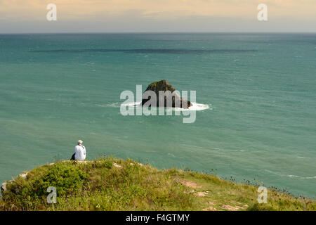 Mann, Blick auf das Meer von einer Klippe. Stockfoto