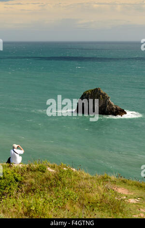 Mann, Blick auf das Meer von einer Klippe. Stockfoto