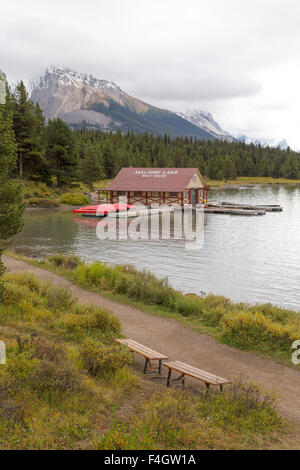 Blick auf Maligne Lake und das Bootshaus mit seinen roten Dach im Jasper-Nationalpark, Rocky Mountains, Alberta, Kanada. Stockfoto