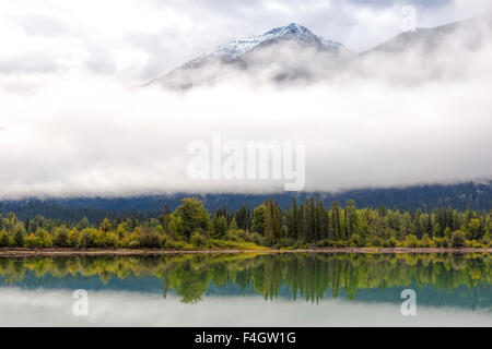 Niedrige Wolken und malerischen Reflexionen über Moose Lake im Mount Robson Provincial Park, Rocky Mountains, British Columbia, Kanada. Stockfoto