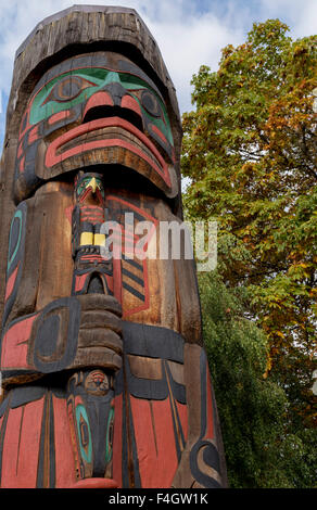 Totem Pole namens "Zeder Mann zu Fuß aus dem Protokoll '', in Duncan, Cowichan Valley, Vancouver Island, British Columbia, Kanada. Stockfoto