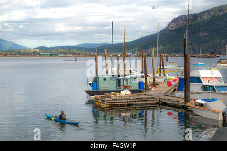 Kajakfahren im Cowichan Bay, Vancouver Island, British Columbia, Kanada, Nordamerika. Stockfoto