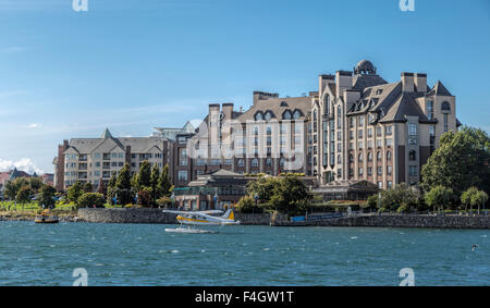 Blick auf das Delta Hotel und ein Wasserflugzeug in Victoria, Vancouver Island, British Columbia, Kanada, Nordamerika Stockfoto