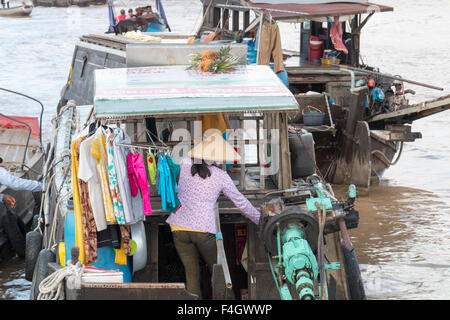 vietnamesische Dame auf ihrem Hausboot mit Waschen Trocknen auf dem Mekong River, Mekong-Delta, Vietnam Stockfoto