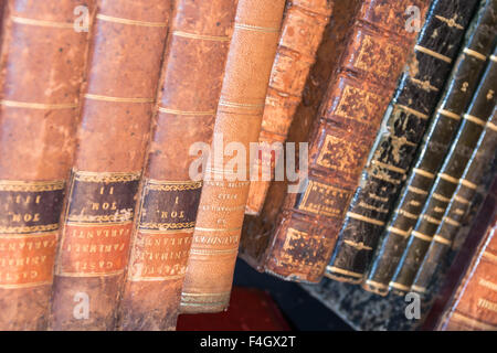 Vintage worn-out Bücherstapel Stockfoto