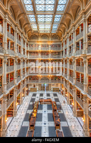 Das schöne Interieur des George Peabody Bibliothek, ein Teil der Johns Hopkins University in Baltimore, Maryland. Stockfoto