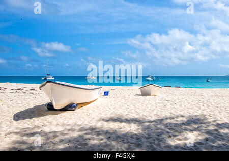 Boote am Strand von Cousin Island, Seychellen Stockfoto