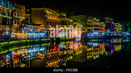 Fenghuang, Phoenix Town, Hunan, China in der Nacht Stockfoto