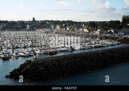 Boote im Hafen in St Malo, Frankreich Stockfoto