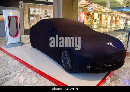 Sydney Australia 14. Oktober 2015: Tesla Elektroauto auf dem Display in einem Einkaufszentrum. © Mjmediabox / Alamy Stock Photo Stockfoto