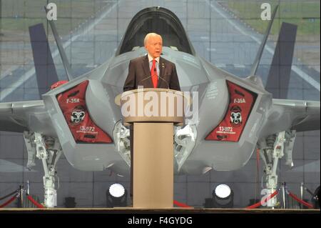 Utah Senator Orrin Hatch spricht auf der f-35 Lightening II Kämpfer Flugzeuge Enthüllung bei Hill Air Force Base 14. Oktober 2015 in Ogden, Utah. Die Basis ist die Heimat von der 34. Jagdstaffel die erste Luftwaffe Geschäftsbereichs Kampf-codierten f-35 Kämpfer zu fliegen ist. Stockfoto