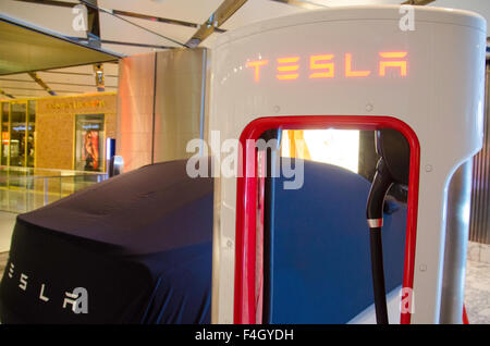 Sydney Australia 14. Oktober 2015: Tesla Elektroauto und Ladestation auf dem Display in einem Einkaufszentrum. Stockfoto