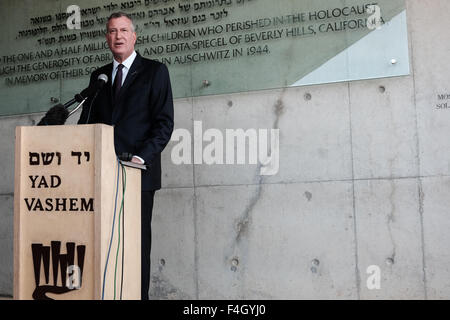 Jerusalem. 18. Oktober 2015. Bürgermeister von New York City, BILL DE BLASIO, unterschreibt das Gästebuch und befasst sich mit die Medien zum Abschluss eines Besuchs in Yad Vashem Holocaust-Museum in Jerusalem. Dies ist de Blasio vierten Besuch in Israel, die erste seit seinem Amtsantritt. Bildnachweis: Nir Alon/Alamy Live-Nachrichten Stockfoto