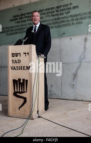 Jerusalem. 18. Oktober 2015. Bürgermeister von New York City, BILL DE BLASIO, unterschreibt das Gästebuch und befasst sich mit die Medien zum Abschluss eines Besuchs in Yad Vashem Holocaust-Museum in Jerusalem. Dies ist de Blasio vierten Besuch in Israel, die erste seit seinem Amtsantritt. Bildnachweis: Nir Alon/Alamy Live-Nachrichten Stockfoto