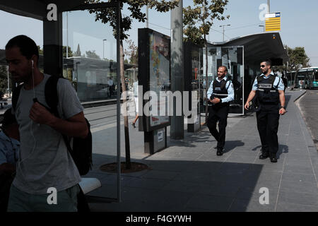 Polizisten patrouillieren die Bus und Tram-Station auf dem Herzlberg in Jerusalem folgt eine Welle von palästinensischen Messer-Angriffe auf Zivilisten und Sicherheitskräfte in den letzten Wochen ausgerichtet. Stockfoto