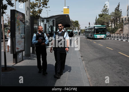 Polizisten patrouillieren die Bus und Tram-Station auf dem Herzlberg in Jerusalem folgt eine Welle von palästinensischen Messer-Angriffe auf Zivilisten und Sicherheitskräfte in den letzten Wochen ausgerichtet. Stockfoto