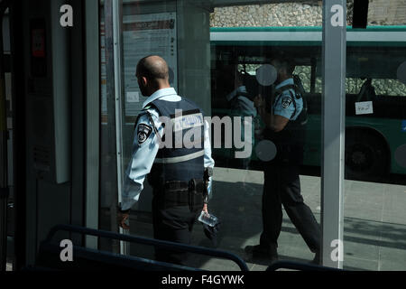 Polizisten patrouillieren die Bus und Tram-Station auf dem Herzlberg in Jerusalem folgt eine Welle von palästinensischen Messer-Angriffe auf Zivilisten und Sicherheitskräfte in den letzten Wochen ausgerichtet. Stockfoto