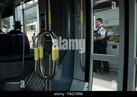 Polizisten patrouillieren die Bus und Tram-Station auf dem Herzlberg in Jerusalem folgt eine Welle von palästinensischen Messer-Angriffe auf Zivilisten und Sicherheitskräfte in den letzten Wochen ausgerichtet. Stockfoto