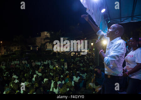 Port Au Prince, Haiti. 17. Oktober 2015. Der Präsidentschaftskandidat der regierenden Tet Kale haitianischen Partei (PHTK, für seine Abkürzung in Spanisch) Jovenel Moise (R) besucht eine Kampagne Treffen mit Fans in Pentionville von Port-au-Prince, Haiti, am 17. Oktober 2015. © Luz Sosa/Xinhua/Alamy Live-Nachrichten Stockfoto