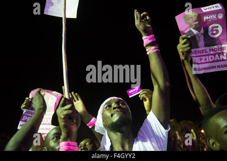 Port Au Prince, Haiti. 17. Oktober 2015. Anhänger der Regierungspartei Tet Kale haitianischen (PHTK, für seine Abkürzung in spanischer Sprache) an eine Kampagne Besprechung seines Kandidaten Jovenel Moise in Pentionville von Port-au-Prince, Haiti, am 17. Oktober 2015 Teil. © Luz Sosa/Xinhua/Alamy Live-Nachrichten Stockfoto