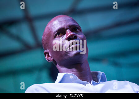 Port Au Prince, Haiti. 17. Oktober 2015. Der Präsidentschaftskandidat der regierenden Tet Kale haitianischen Partei (PHTK, für seine Abkürzung in Spanisch) Jovenel Moise besucht eine Kampagne Treffen mit Anhänger, in Pentionville von Port-au-Prince, Haiti, am 17. Oktober 2015. © Luz Sosa/Xinhua/Alamy Live-Nachrichten Stockfoto
