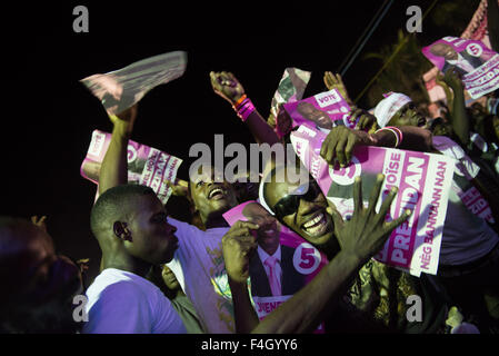 Port Au Prince, Haiti. 17. Oktober 2015. Anhänger der Regierungspartei Tet Kale haitianischen (PHTK, für seine Abkürzung in spanischer Sprache) an eine Kampagne Besprechung seines Kandidaten Jovenel Moise in Pentionville von Port-au-Prince, Haiti, am 17. Oktober 2015 Teil. © Luz Sosa/Xinhua/Alamy Live-Nachrichten Stockfoto