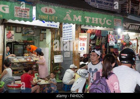 Restaurant Cafe, das Street Food in der Altstadt von Hanoi serviert, traditioneller vietnamesischer Stil, Vietnam, Asien Stockfoto