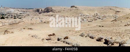 Blick vom Zawyet el Amwat, der kleine Stufenpyramide in der Nähe der Stadt el Minya, auf dem muslimischen Friedhof, Mittelägypten Stockfoto