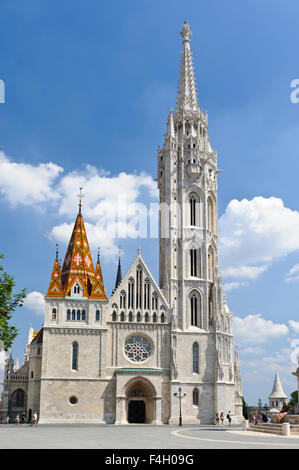 Die kultigen Matyas Kirche mit bunten Muster Dach in Fischerbastei, Budapest, Ungarn. Stockfoto