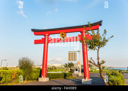 Rotes Torii-Tor, Anamori Inari Jinja, Ota-Ku, Tokio, Japan Stockfoto