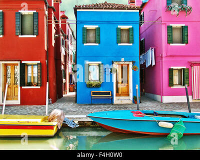 Burano, Italien - Häuser in fluoreszierenden Farben in Burano, kleine Insel in der Nähe von Venedig Stockfoto