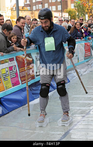 St. Mark Hill, Surbiton, SW-London, UK. 18. Oktober 2015. Ski Sonntag und das brodelnde Luge Charity-Event kehrt zurück, denn es ist 7. Jahr Anheben des Geldes für das Shooting Star Chase-Kinder-Hospiz. Wettbewerber Eis Ski anschnallen und versuchen, es bis zum Ende des Hanges Seifenwasser in St Mark Hill in eine Weltrekord-Zeit zu machen. Bildnachweis: Julia Gavin UK/Alamy Live-Nachrichten Stockfoto